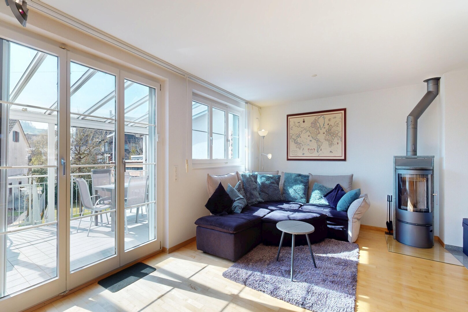 salon avec natural light, lumière naturelle, drywall, cloison sèche, et inside property
