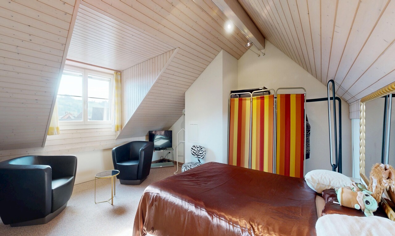 chambre avec lumière naturelle, natural light, pièce supplémentaire, plafond à poutres, et beamed ceiling