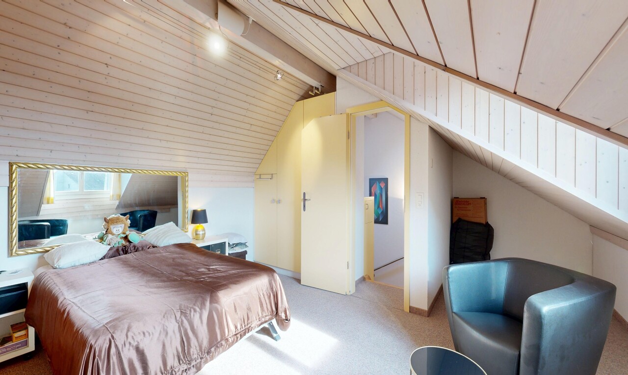 chambre avec pièce supplémentaire, plafond bas, low ceiling, moquette, et carpet