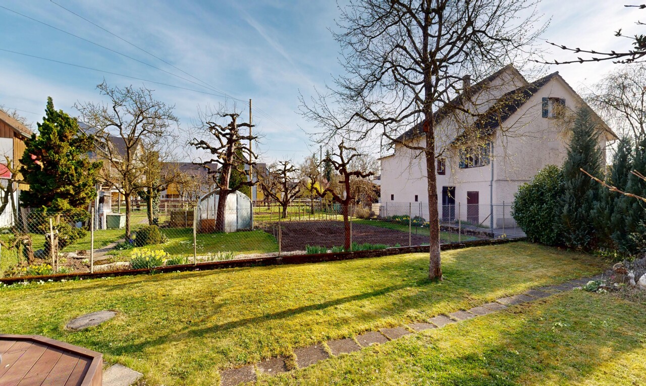 jardin avec clôture, pelouse, abri, structure extérieure, et day time