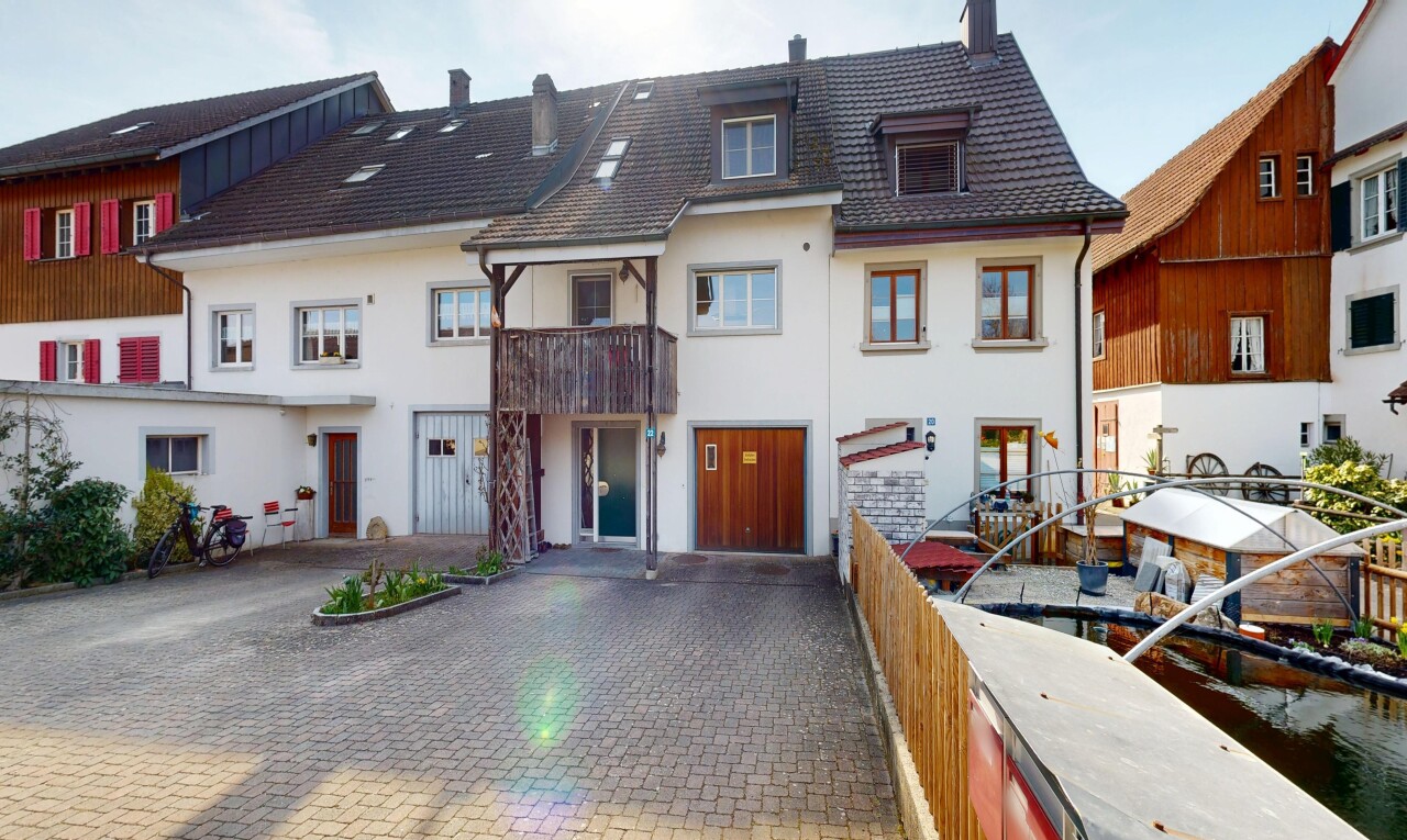 façade avec balcon, cheminée, bardage en stuc, allée, et day time