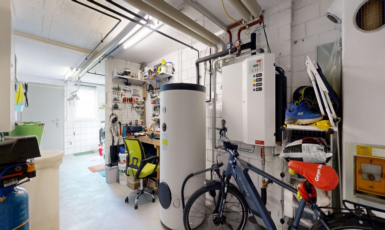 gym avec chauffe-eau, inside property, sol en béton, et concrete floor