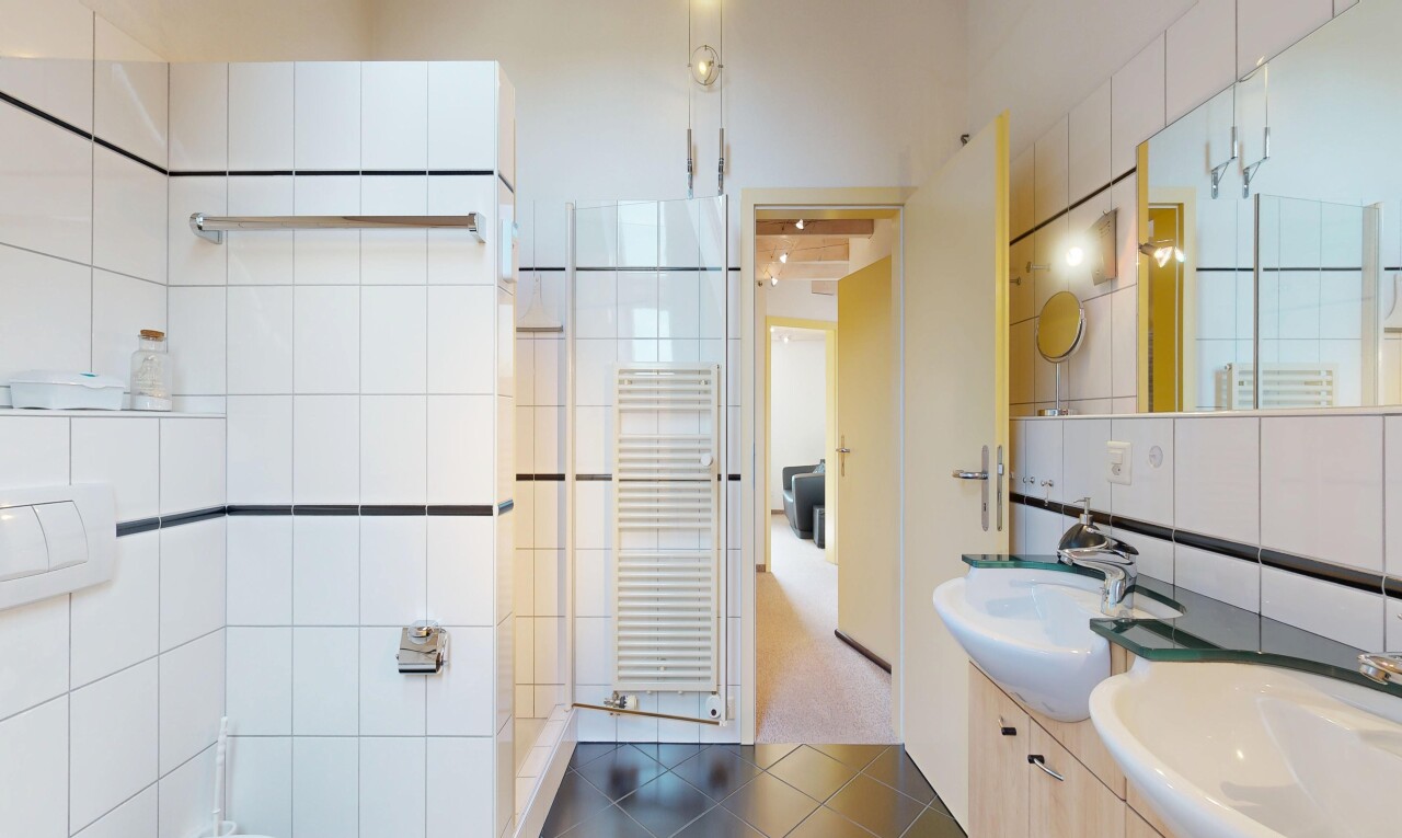 salle de bains avec salle de bain complète, radiateur, double vasque, tile floor, et sol en carrelage