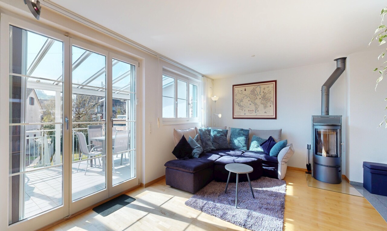 salon avec natural light, lumière naturelle, drywall, cloison sèche, et inside property