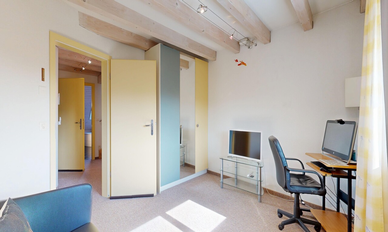 bureau avec beamed ceiling, plafond à poutres, espace bureau, carpet, et moquette