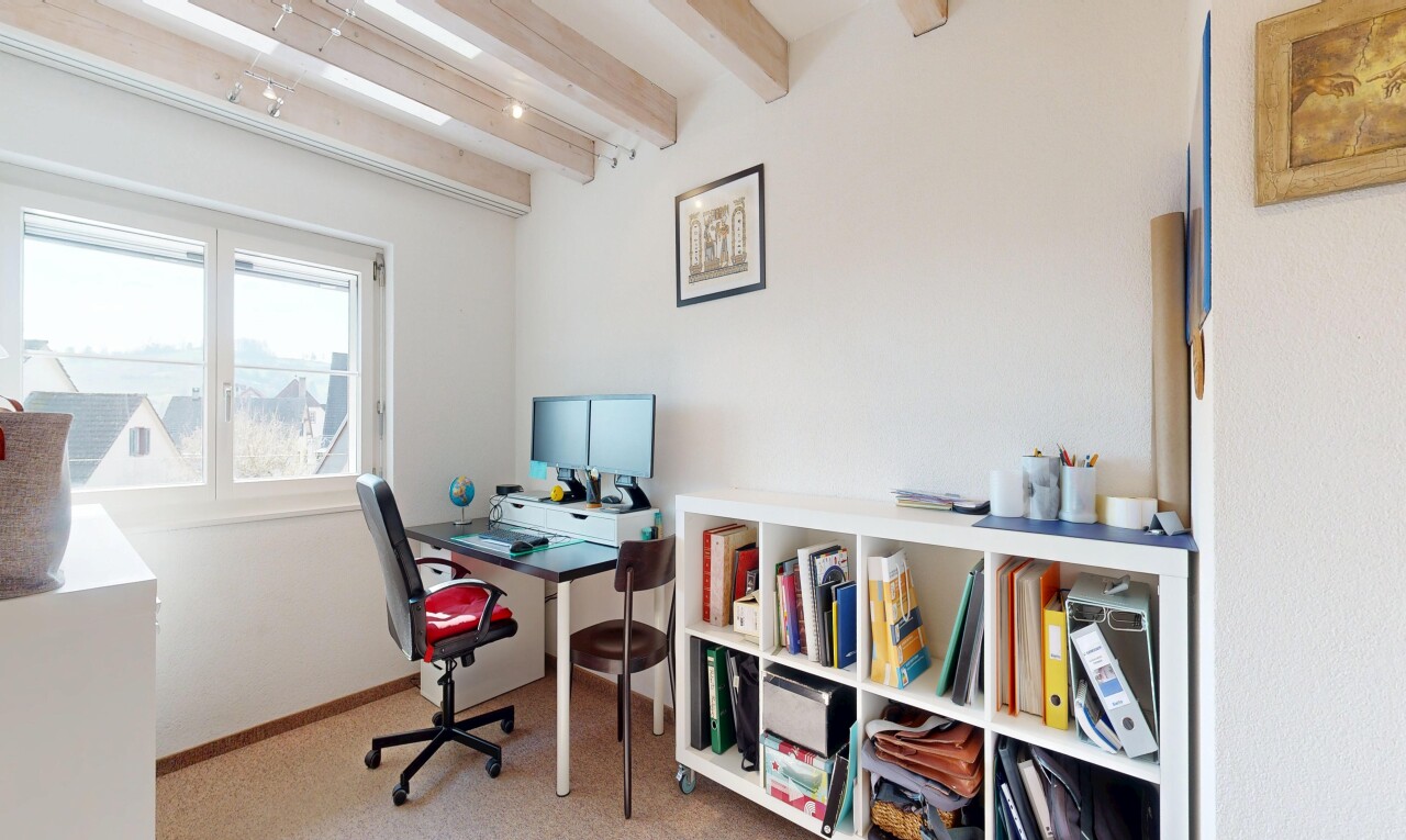 bureau avec espace bureau, plafond à poutres, beamed ceiling, inside property, et moquette