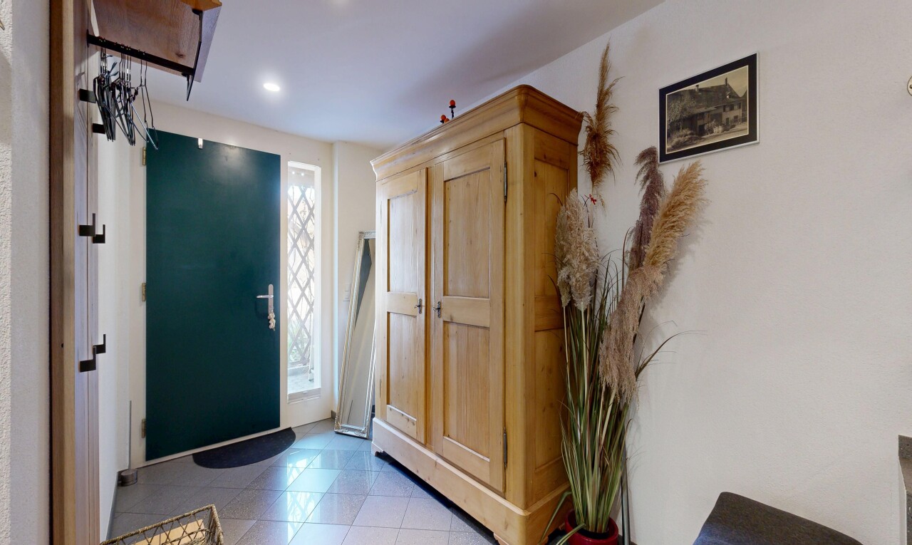 couloir avec drywall, cloison sèche, inside property, light floor, et natural light