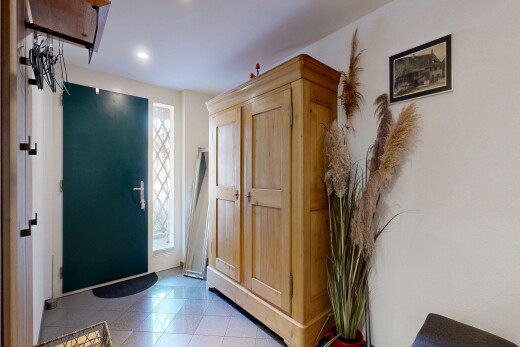 halle / korridor mit drywall, gipskartonwand, inside property, light floor, und natural light