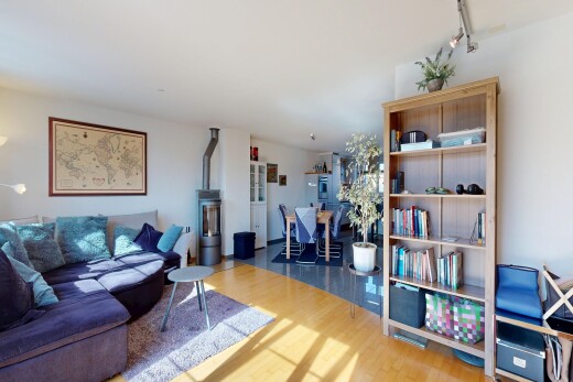 wohn- / esszimmer mit inside property, wood finish floor, holzfußboden, drywall, und gipskartonwand