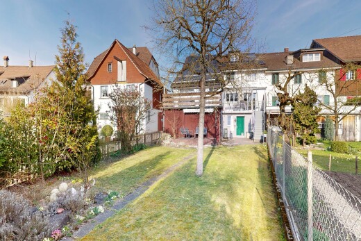 außenansicht mit zaun, rasen, day time, und pergola