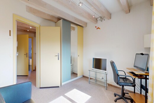 büro mit beamed ceiling, balkendecke, bürobereich, carpet, und teppich