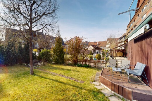 garten mit zaun, deck, rasen, und day time