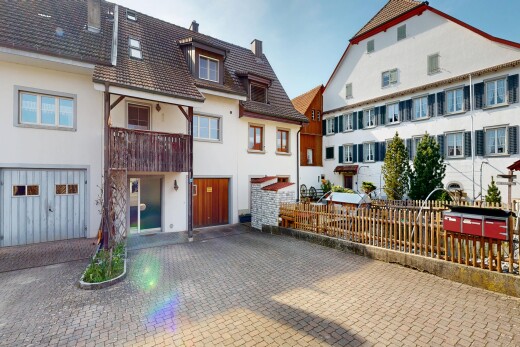 außenansicht mit balkon, stuckverkleidung, day time, dachgaube, und auffahrt