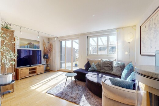 wohnzimmer mit fernseher, deckenbeleuchtung, track lighting, inside property, und holzfußboden