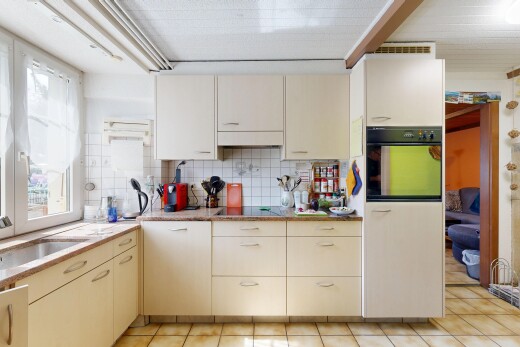 küche mit cremefarbene schränke, ofen, küchenrückwand beim herd, küchenrückwand beim Herd, und inside property