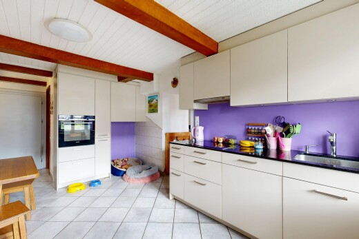 küche mit ofen, inside property, fliesenboden, tile floor, und balkendecke