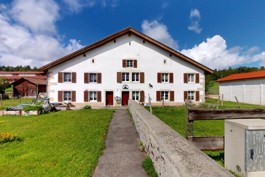 außenansicht mit property visible, rasen, day time, und zaun