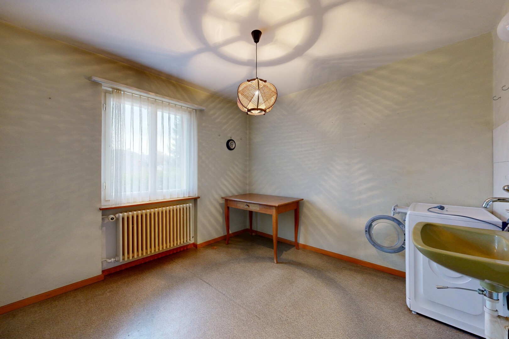 pièce vide avec radiateur, lumière naturelle, natural light, plinthes murales, et baseboards wall