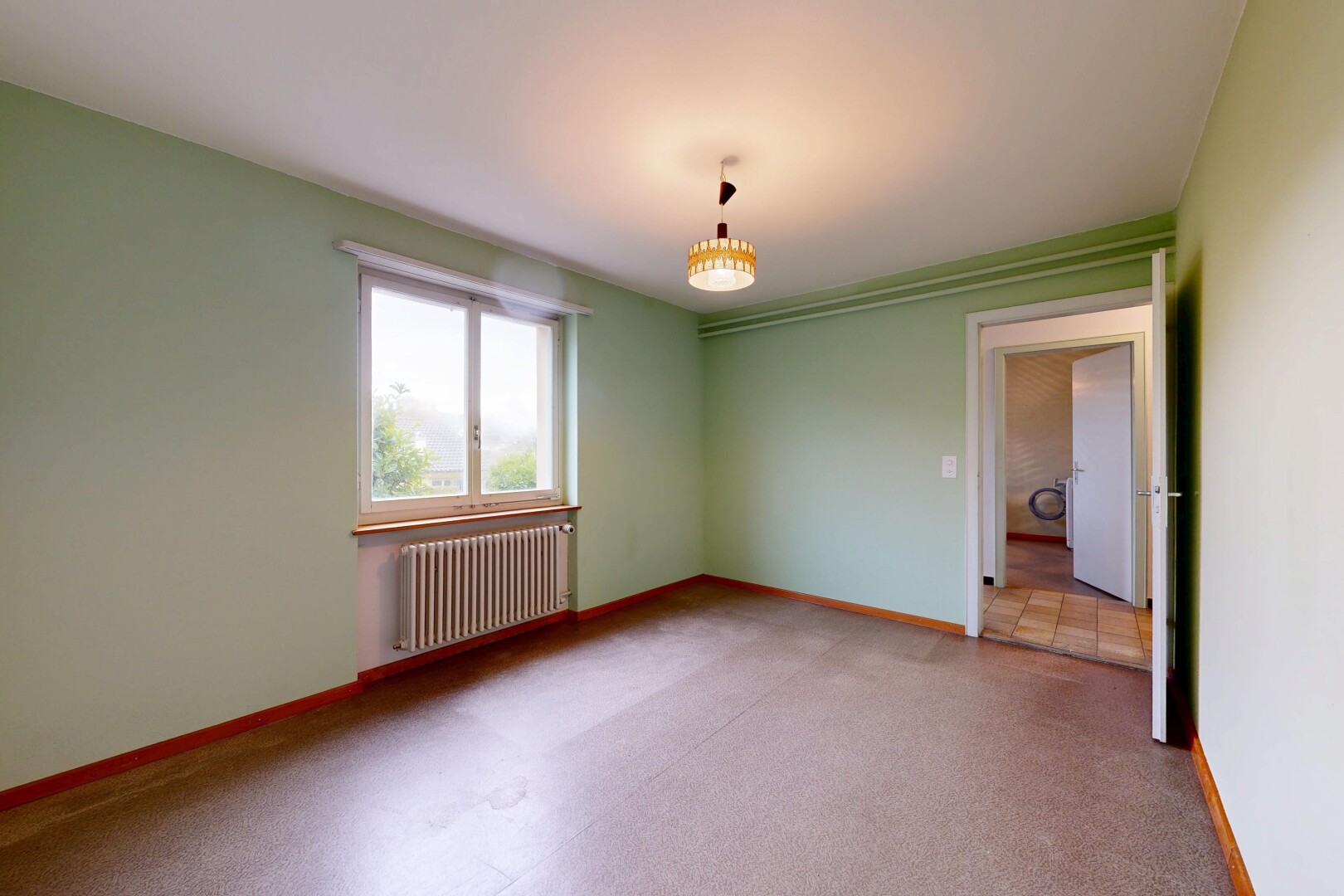 pièce vide avec radiateur, cloison sèche, drywall, lumière naturelle, et natural light