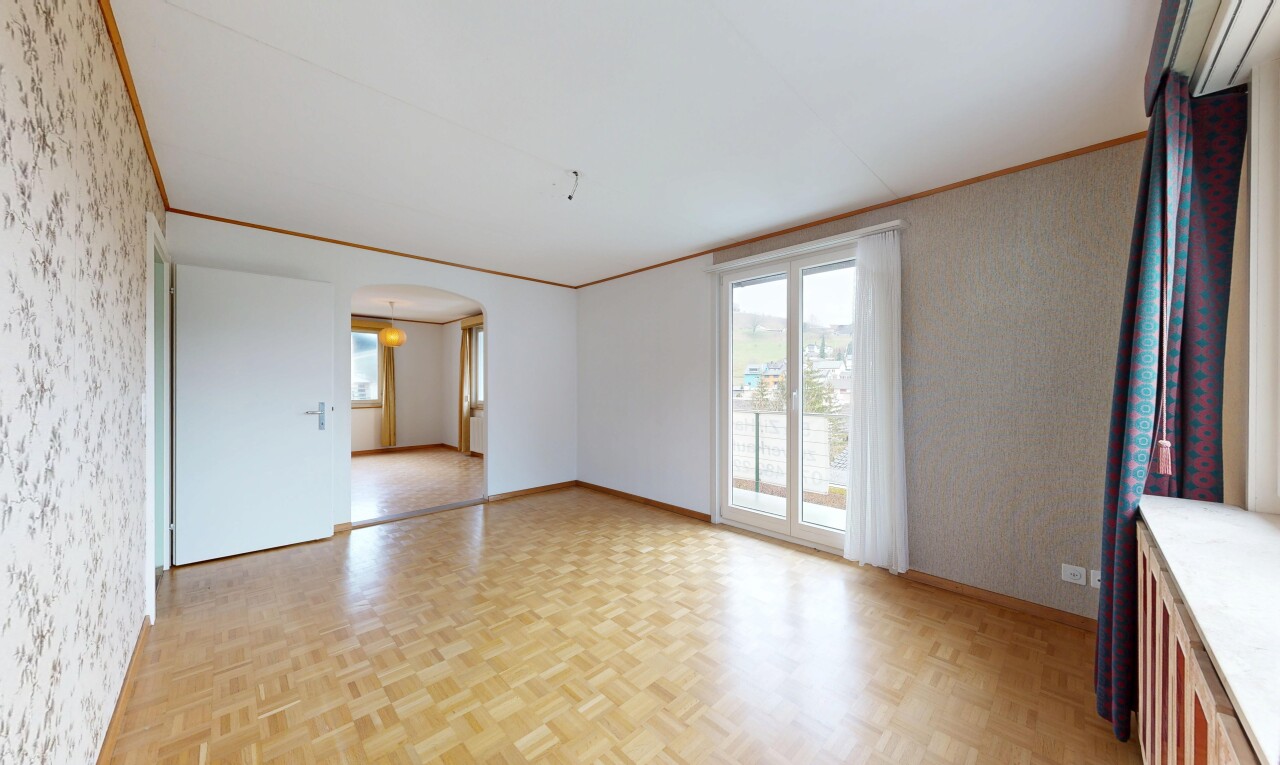 pièce vide avec mur en papier peint, wallpaper wall, parquet floor, passages en arc, et lumière naturelle