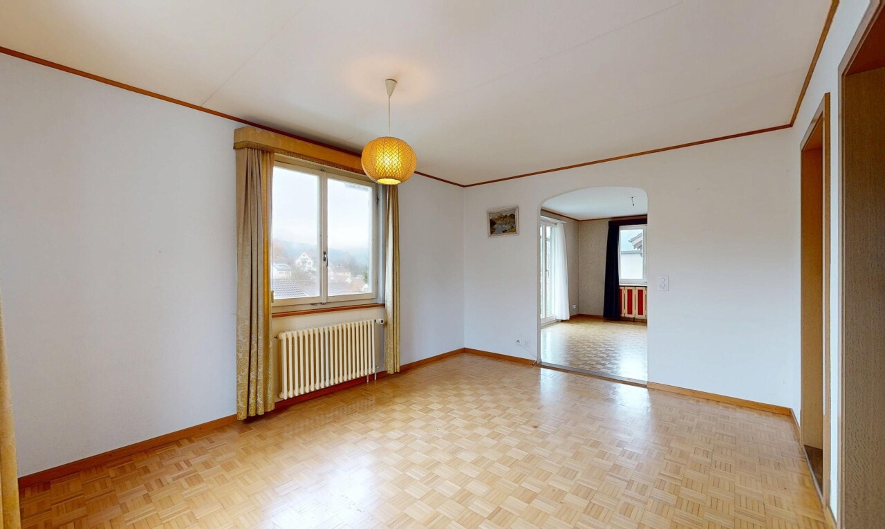 pièce vide avec passages en arc, parquet floor, plinthes murales, baseboards wall, et lumière naturelle