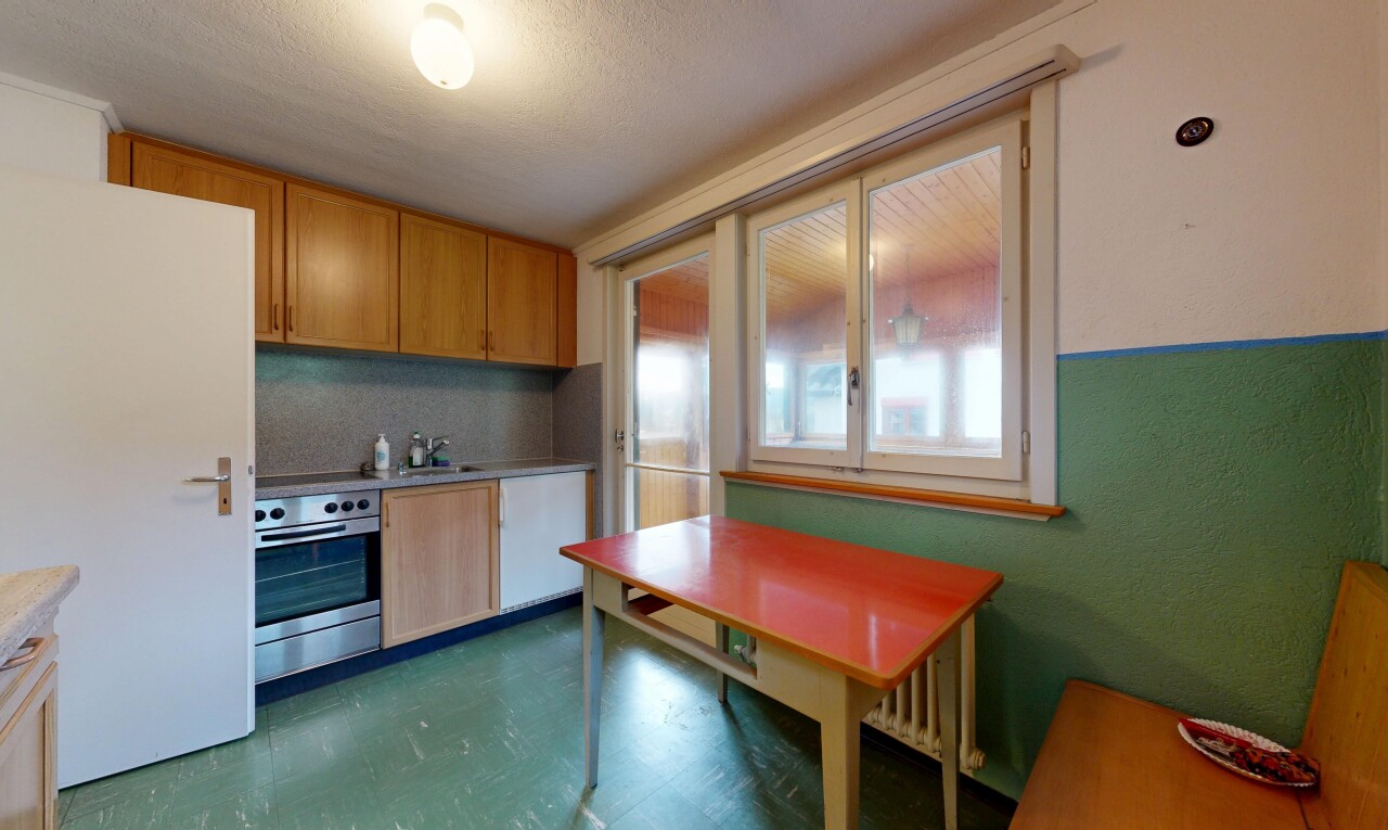 cuisine avec plans de travail, four, lumière naturelle, natural light, et inside property