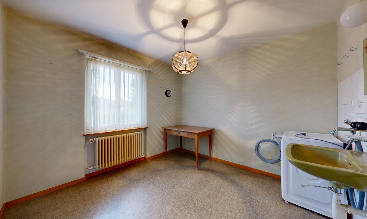 pièce vide avec radiateur, lumière naturelle, natural light, plinthes murales, et baseboards wall