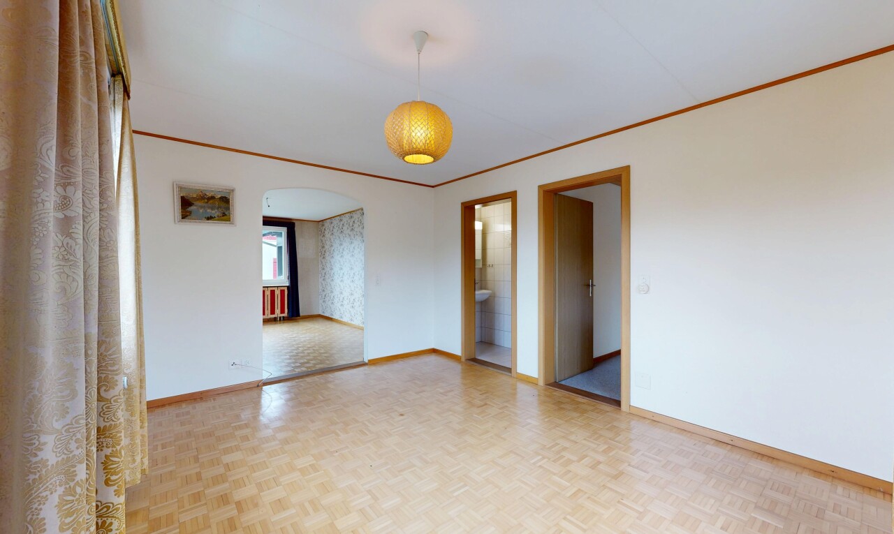pièce vide avec passages en arc, parquet floor, plinthes murales, baseboards wall, et moulures