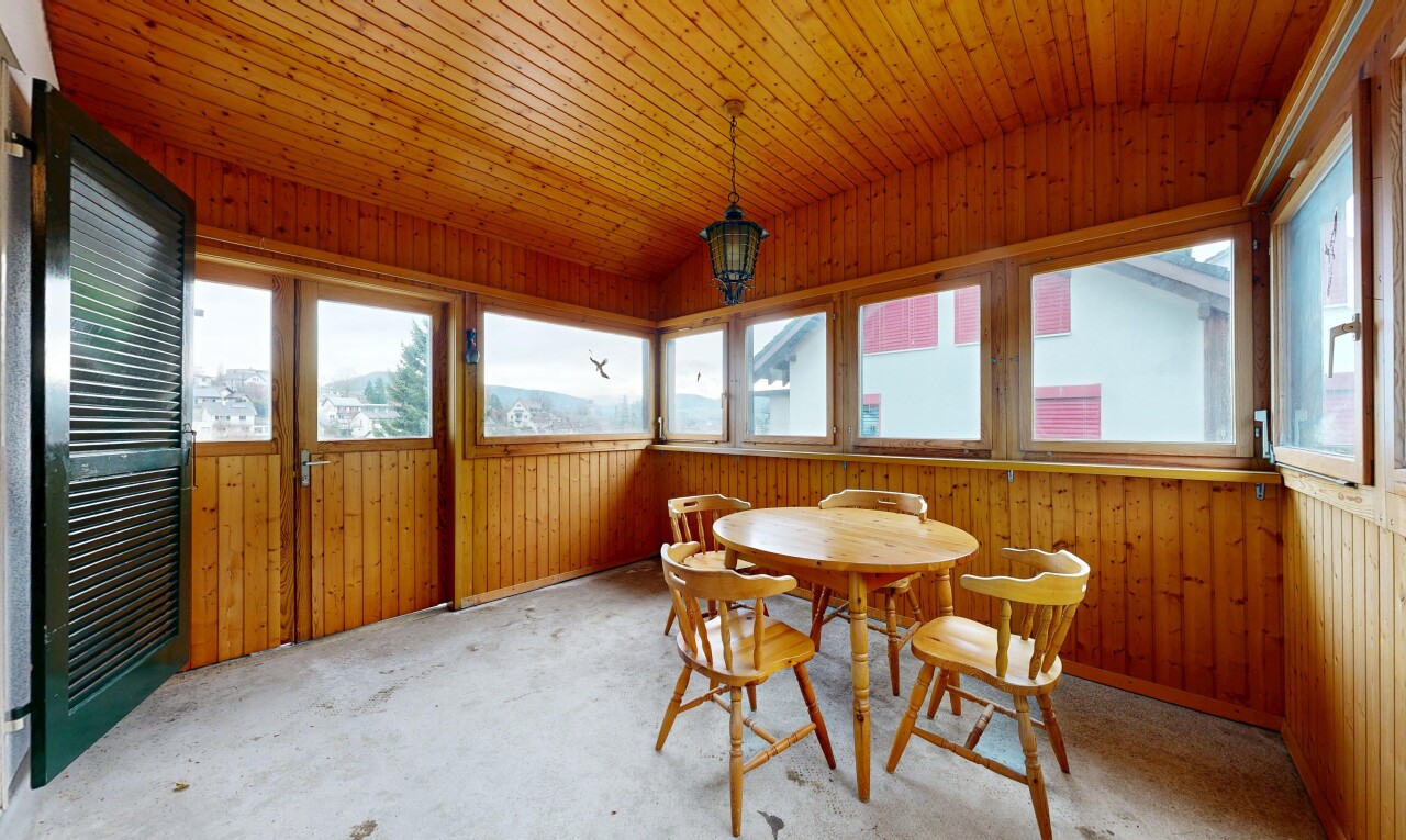 salle à manger avec mur en bois, wood wall, plafond voûté, vaulted ceiling, et lumière naturelle
