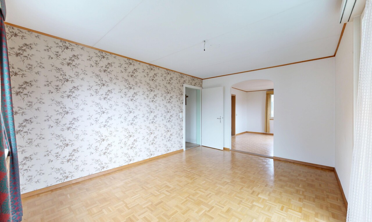 pièce vide avec passages en arc, parquet floor, mur en papier peint, wallpaper wall, et inside property