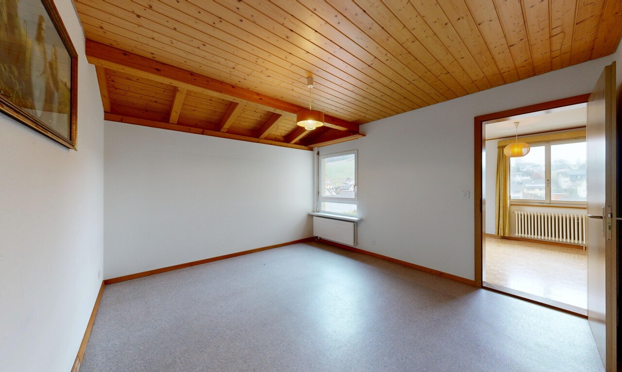pièce vide avec cloison sèche, drywall, inside property, radiateur, et lumière naturelle