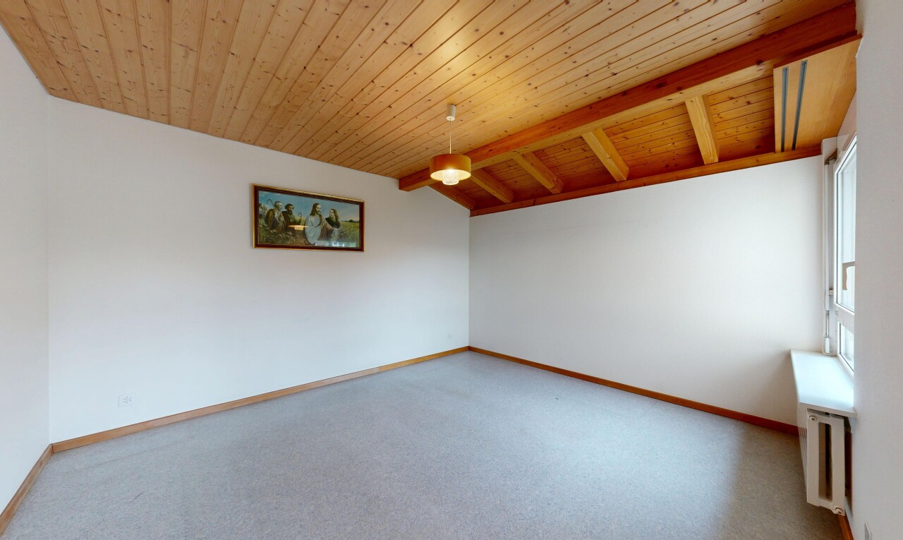 pièce vide avec plafond voûté, vaulted ceiling, cloison sèche, drywall, et plafond à poutres