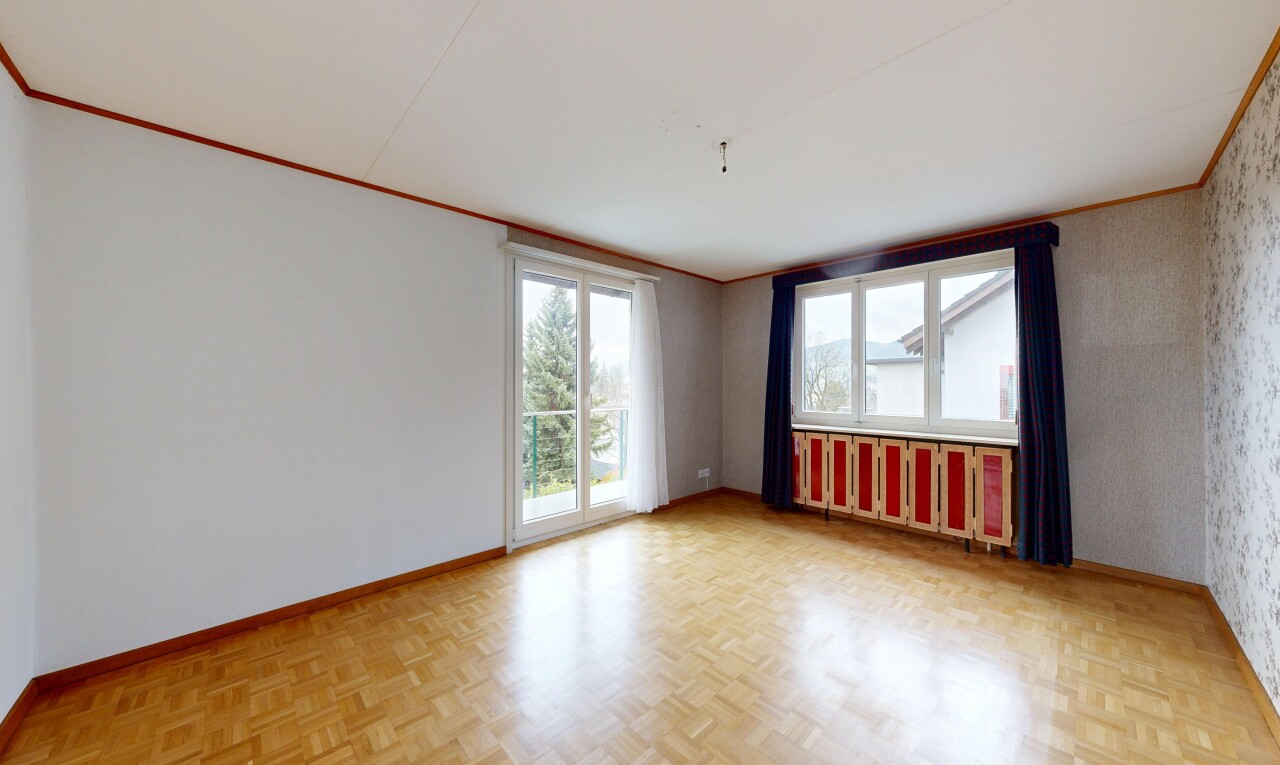 pièce vide avec parquet floor, moulures, crown molding, plinthes murales, et baseboards wall