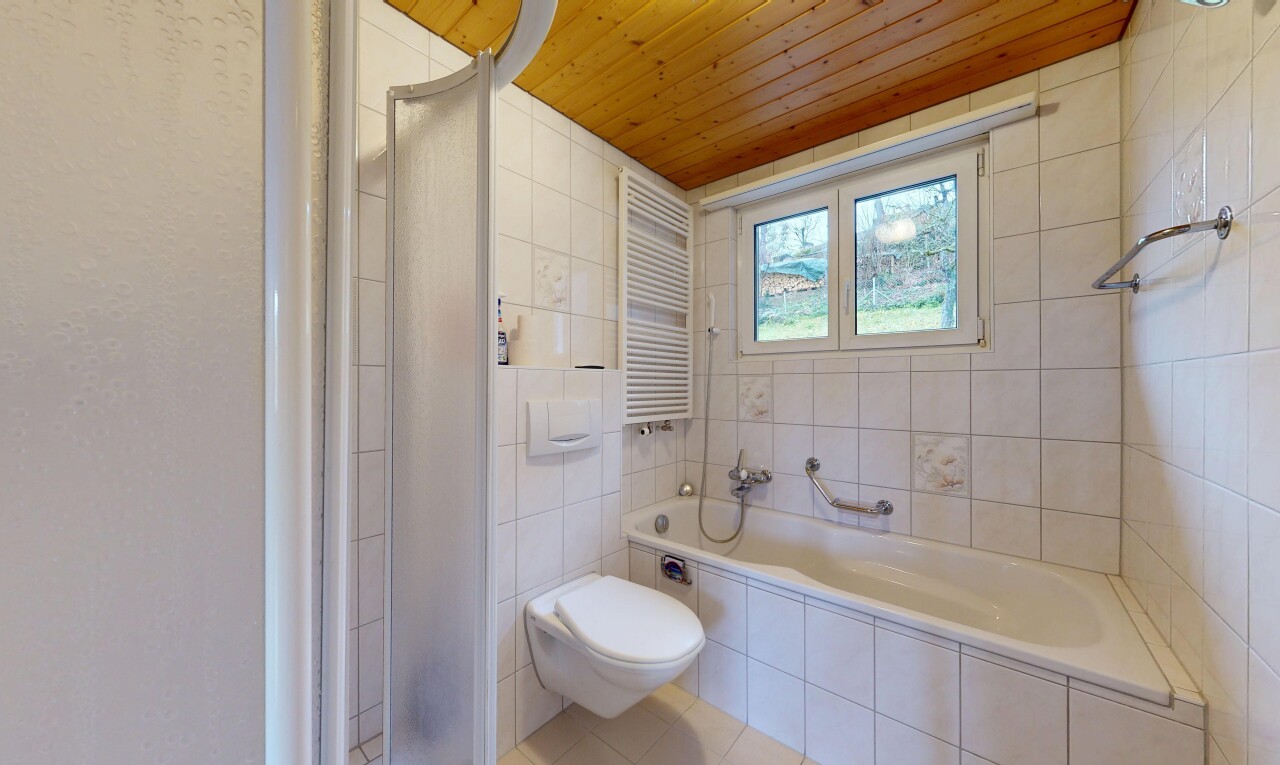 salle de bains avec chauffe-serviettes, salle de bain complète, plafond en bois, wood ceiling, et radiateur