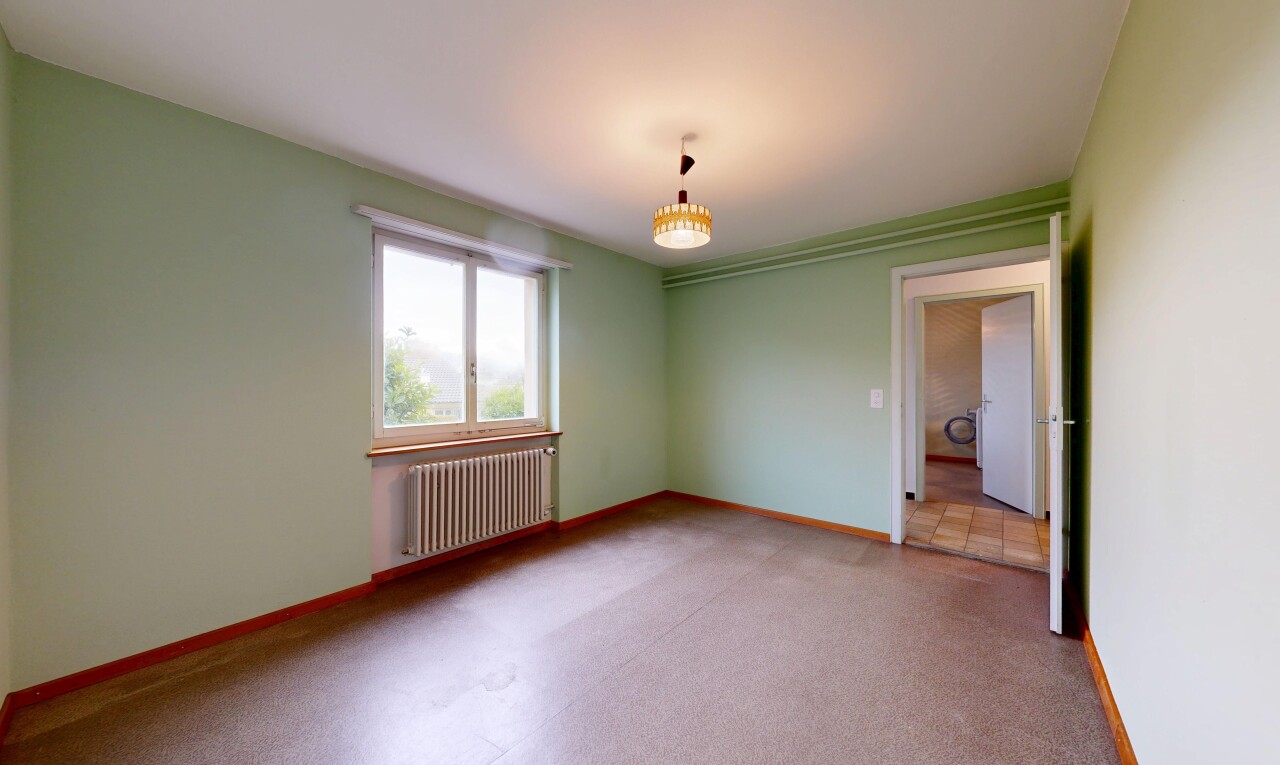 pièce vide avec radiateur, cloison sèche, drywall, lumière naturelle, et natural light