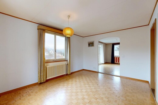 pièce vide avec passages en arc, parquet floor, plinthes murales, baseboards wall, et lumière naturelle