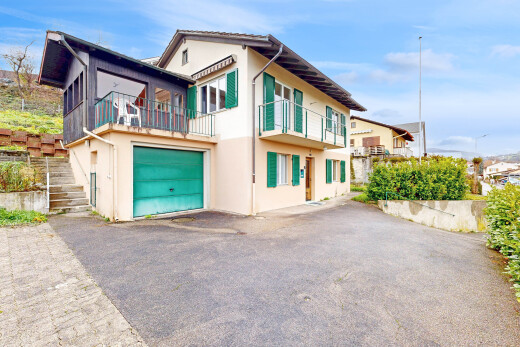 façade avec balcon, day time, bardage en stuc, garage intégré, et allée