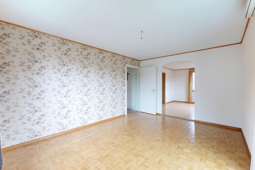 leerer raum mit gewölbte gehwege, parquet floor, tapetenwand, wallpaper wall, und inside property