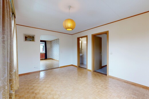 pièce vide avec passages en arc, parquet floor, plinthes murales, baseboards wall, et moulures