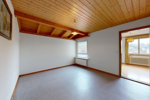 pièce vide avec cloison sèche, drywall, inside property, radiateur, et lumière naturelle