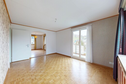 pièce vide avec mur en papier peint, wallpaper wall, parquet floor, passages en arc, et lumière naturelle