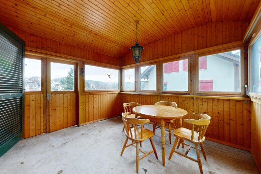 esszimmer mit holzwand, wood wall, dachschräge, vaulted ceiling, und natürliches licht