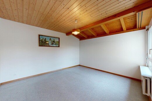 pièce vide avec plafond voûté, vaulted ceiling, cloison sèche, drywall, et plafond à poutres