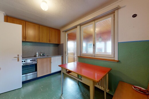 cuisine avec plans de travail, four, lumière naturelle, natural light, et inside property