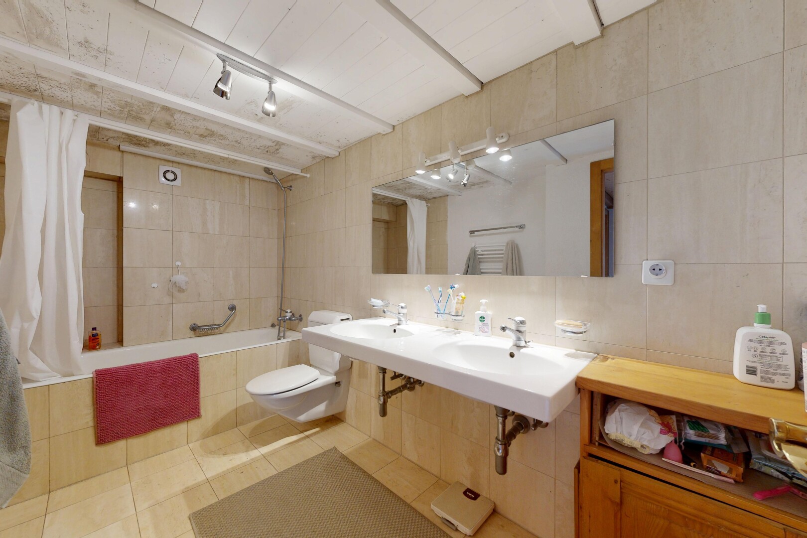 bad mit kombiniertes bad / dusche, komplettes badezimmer, fliesenwand, tile wall, und inside property
