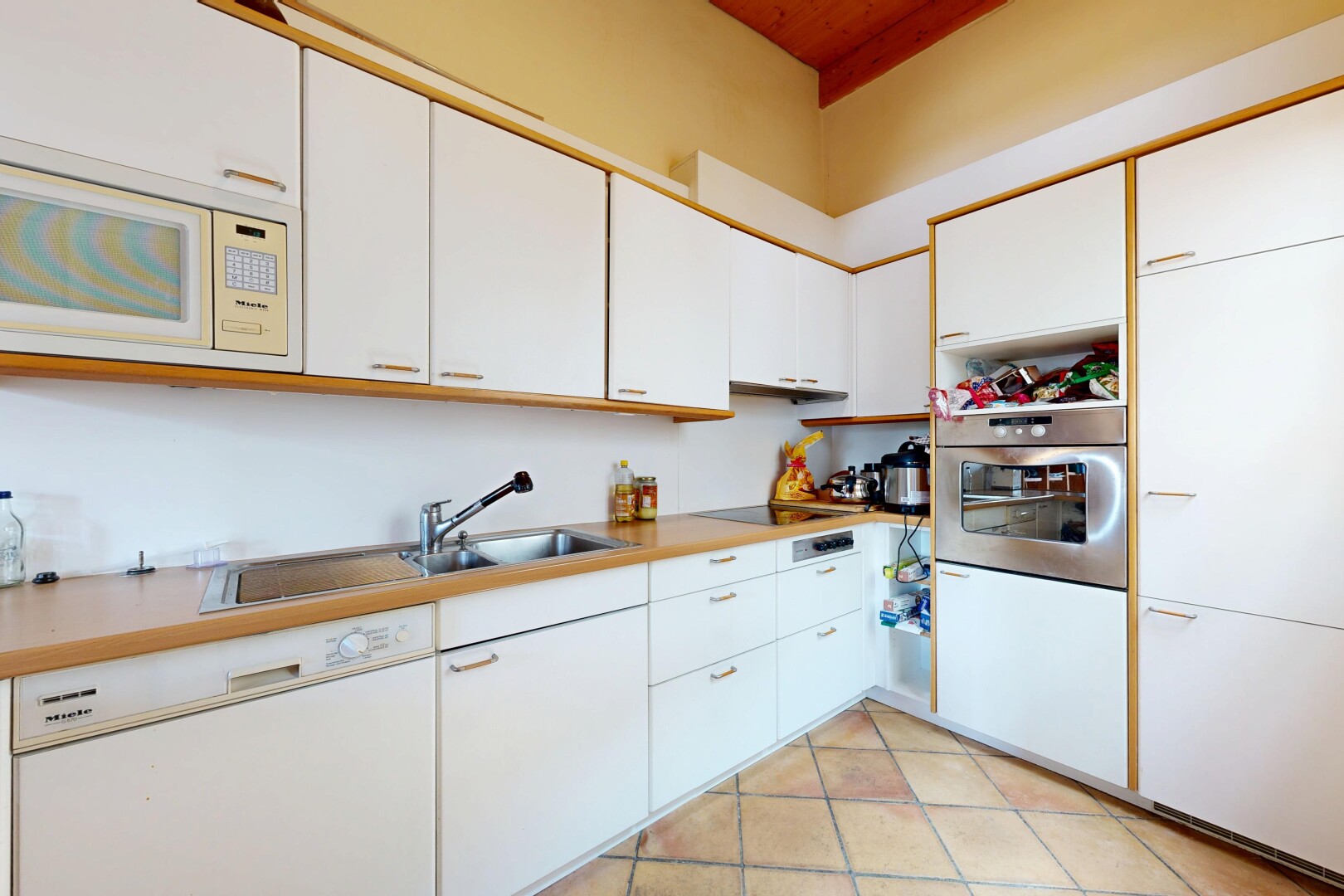 küche mit white cabinets, weiße schränke, light floor, ofen, und geschirrspülmaschine