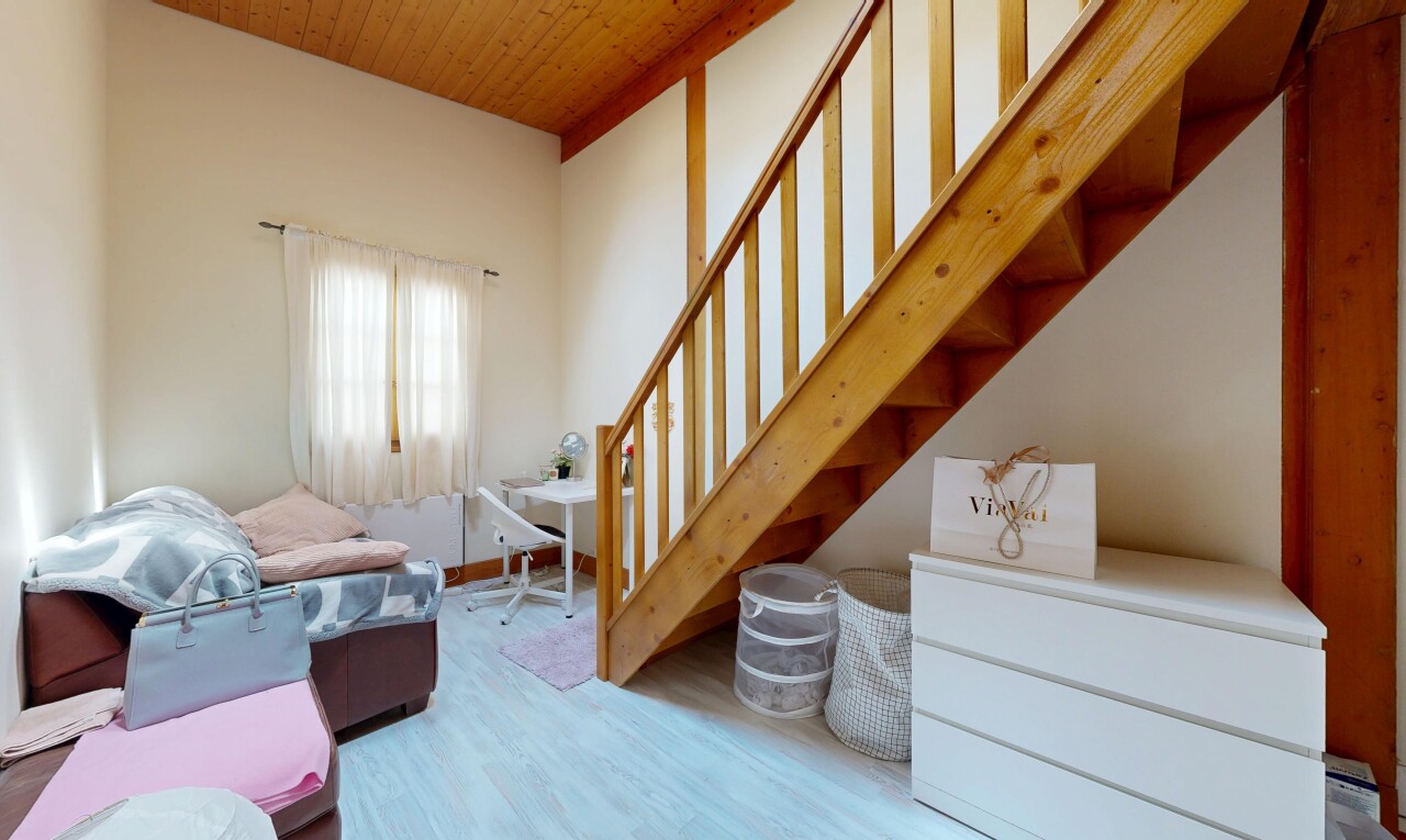 wohnzimmer mit holzfußboden, wood finish floor, gipskartonwand, drywall, und holzdecke