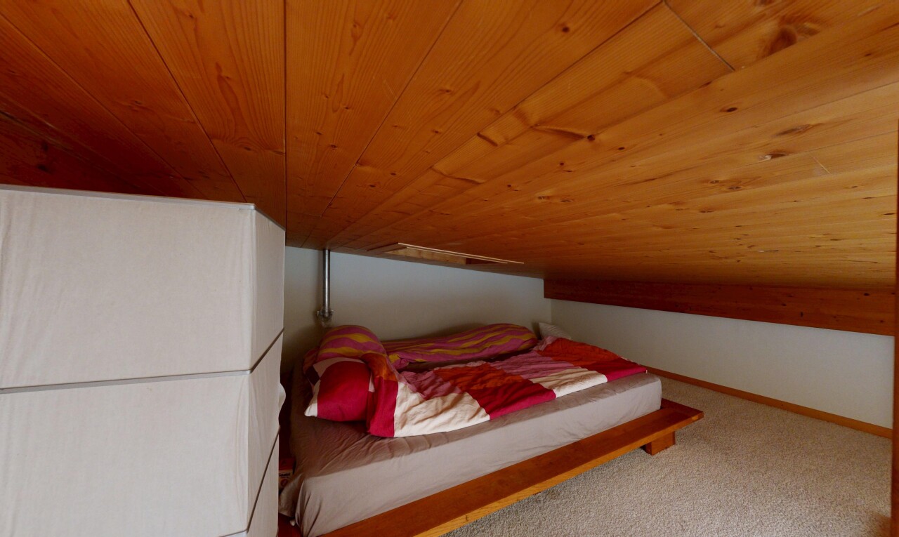 zimmer / schlafzimmer mit gipskartonwand, drywall, niedrige decke, low ceiling, und teppich
