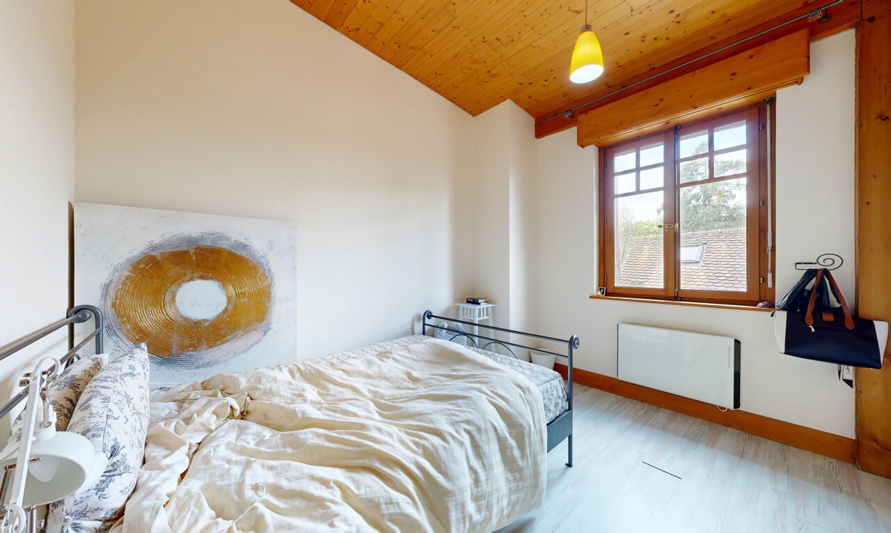 zimmer / schlafzimmer mit gipskartonwand, drywall, kühler, natürliches licht, und natural light