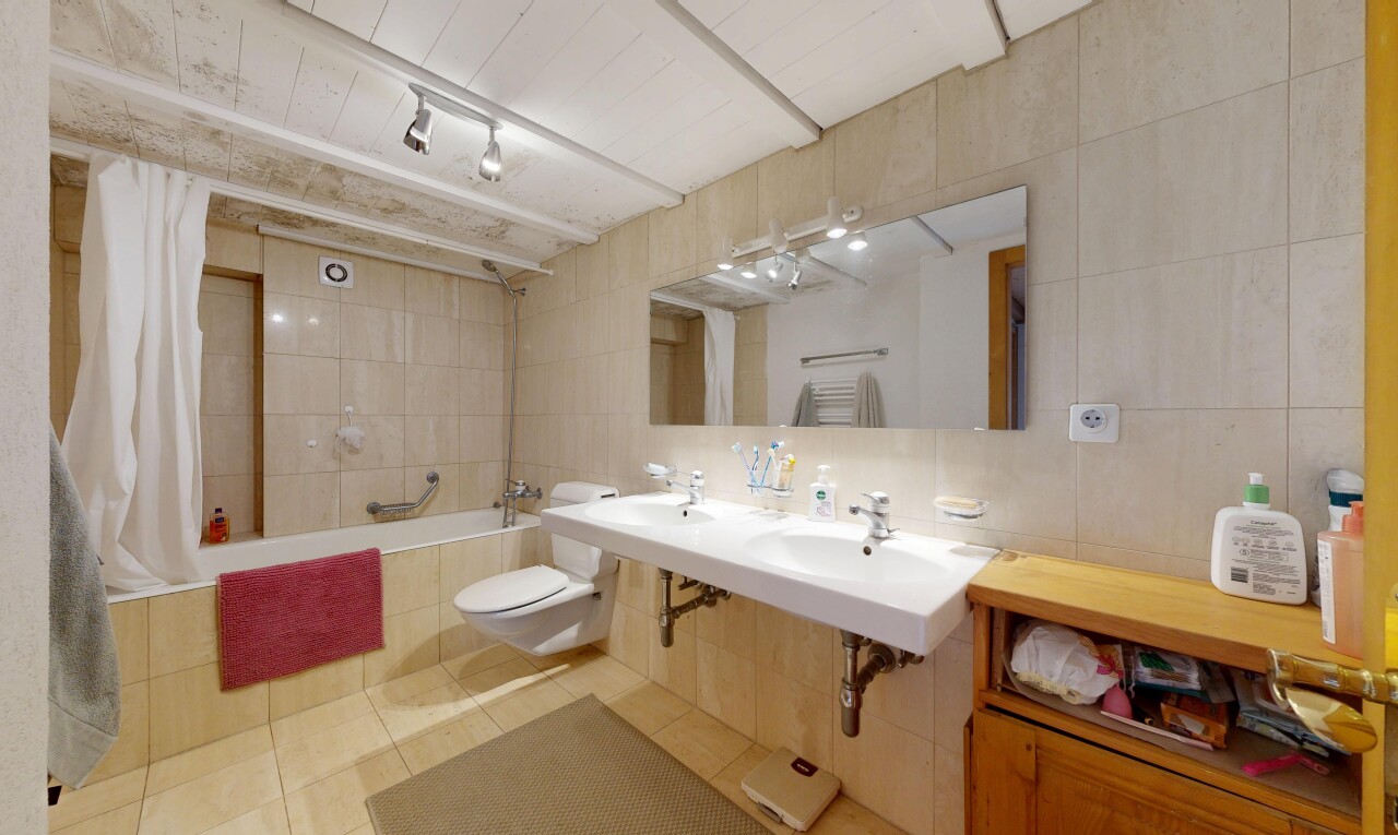 bad mit kombiniertes bad / dusche, komplettes badezimmer, fliesenwand, tile wall, und inside property